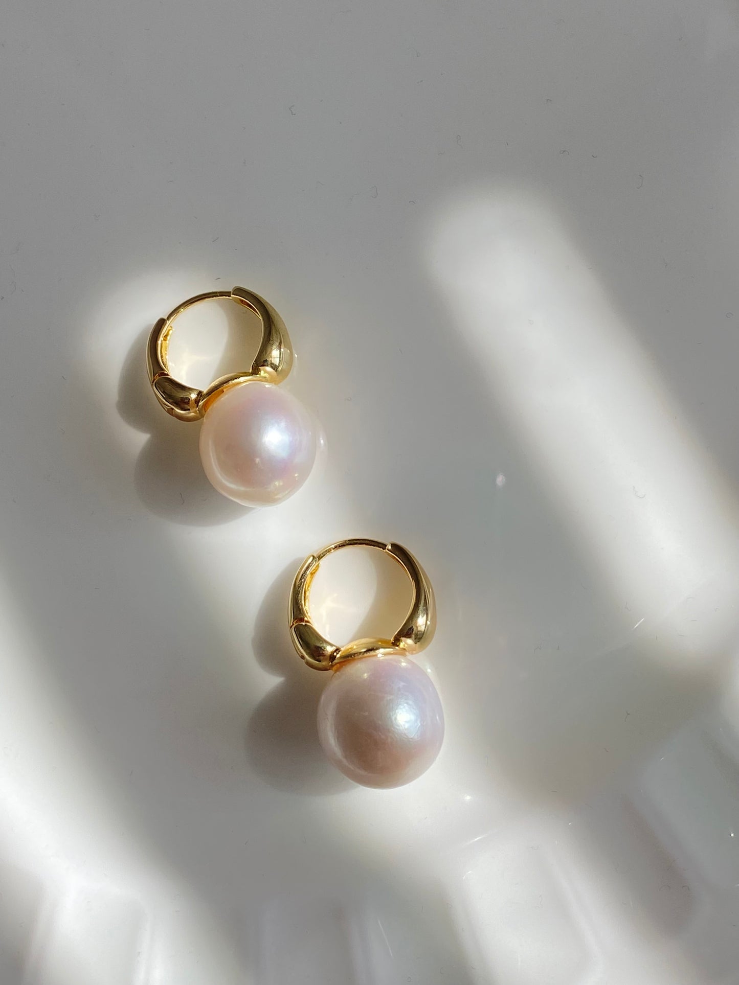 Huge jumbo Freshwater pearls Classic Elegant Gold Clip Huggies with Oversized Pearls Wedding Hoop earring anniversary Gift for her