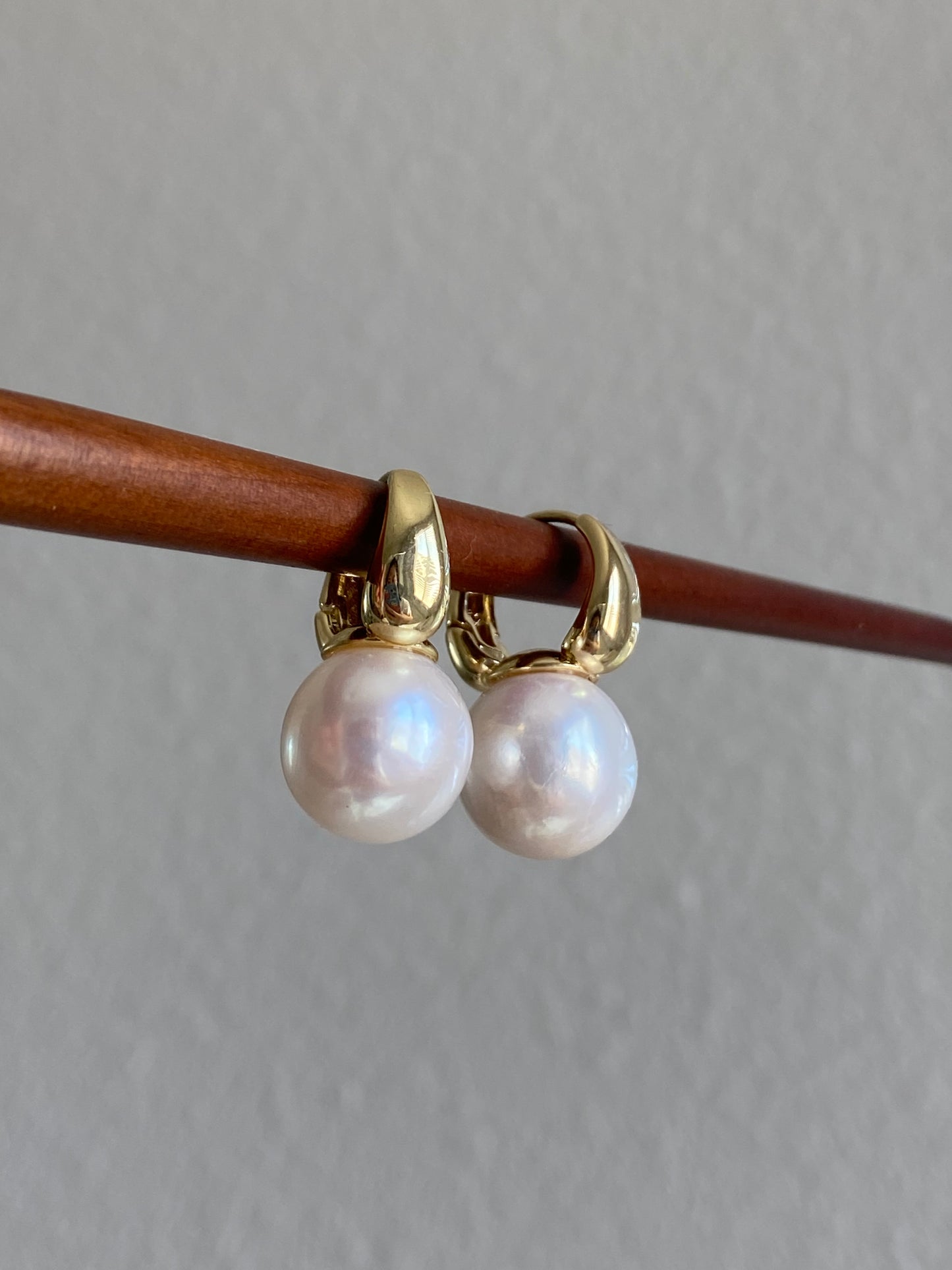 Huge jumbo Freshwater pearls Classic Elegant Gold Clip Huggies with Oversized Pearls Wedding Hoop earring anniversary Gift for her