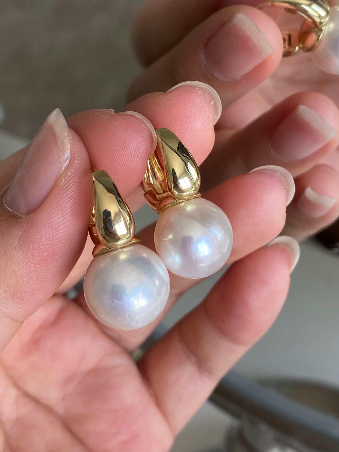 Huge jumbo Freshwater pearls Classic Elegant Gold Clip Huggies with Oversized Pearls Wedding Hoop earring anniversary Gift for her