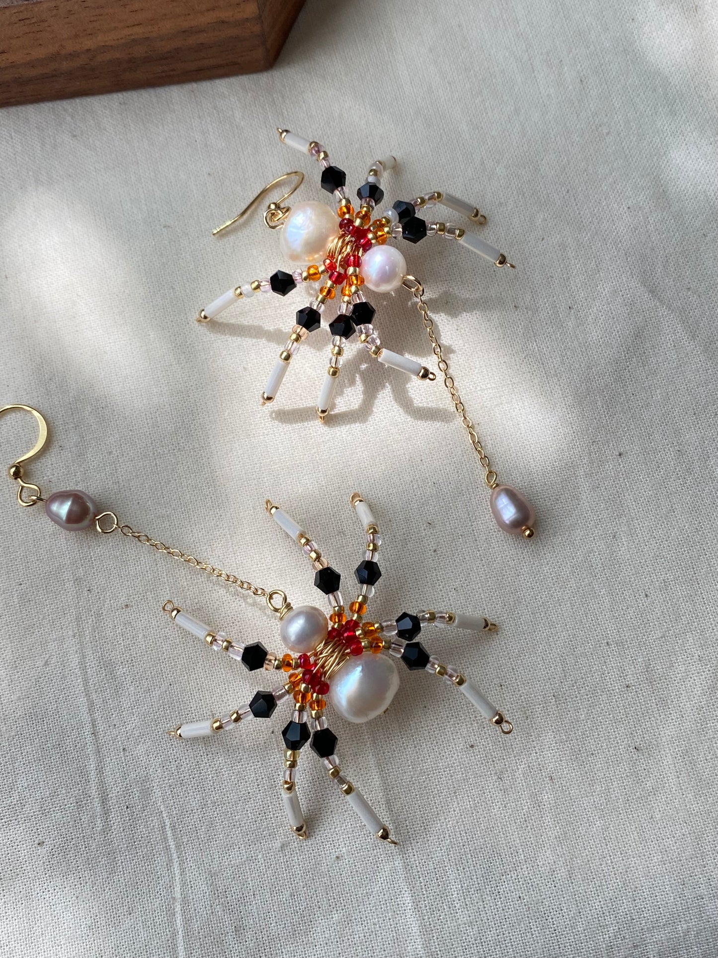 Limited edition Halloween Statement Freshwater Pearl Spider Earrings Handmade Baroque Pearl Spider Dangle Gothic Asymmetrical Earrings