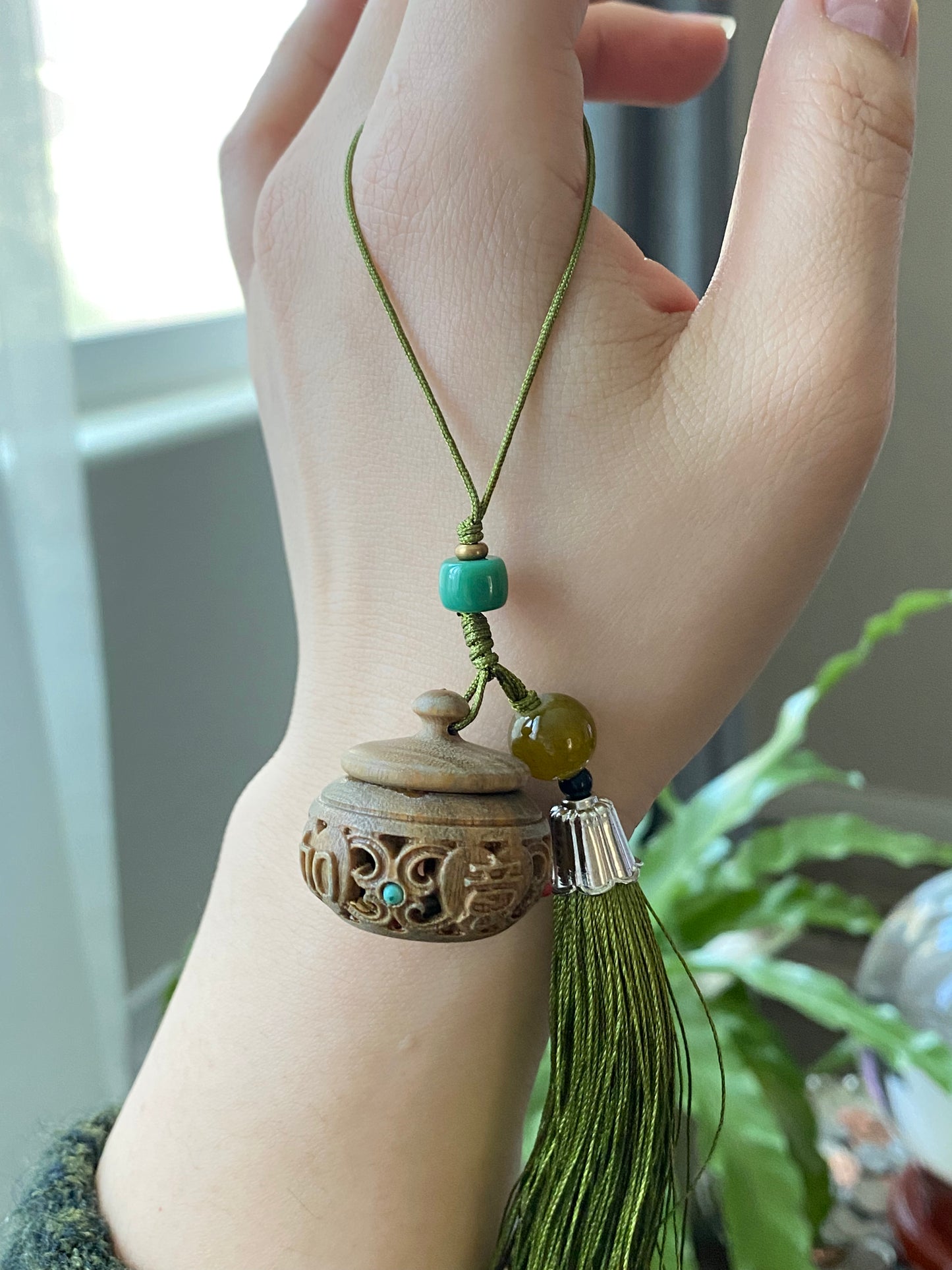 Hand Carving Natural wood Hollow see though Fragrance Balm Extensioner Hanger Diffuser