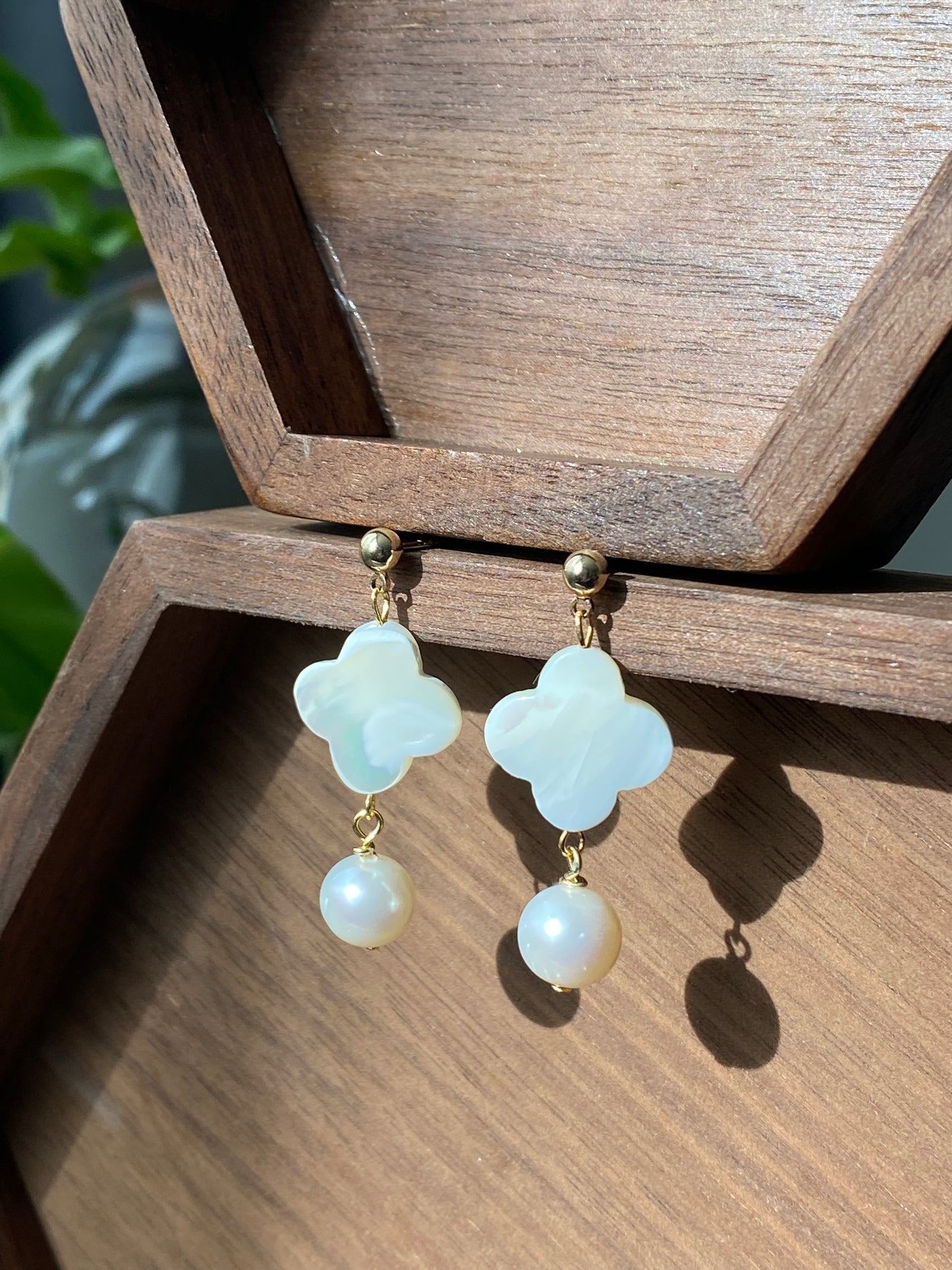 Natural Four-leaf clover,Lucky clover Mother of pearls, Freshwater Pearls Dangle Drop earring