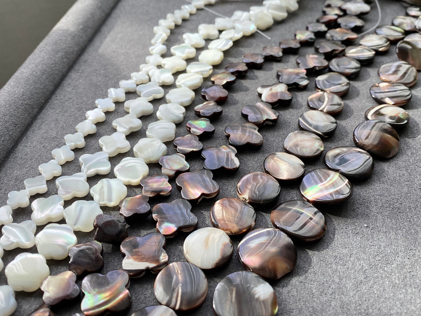 Natural Mother of pearls,Black and White, Lucky clover,flower,Round supple Bead one strand