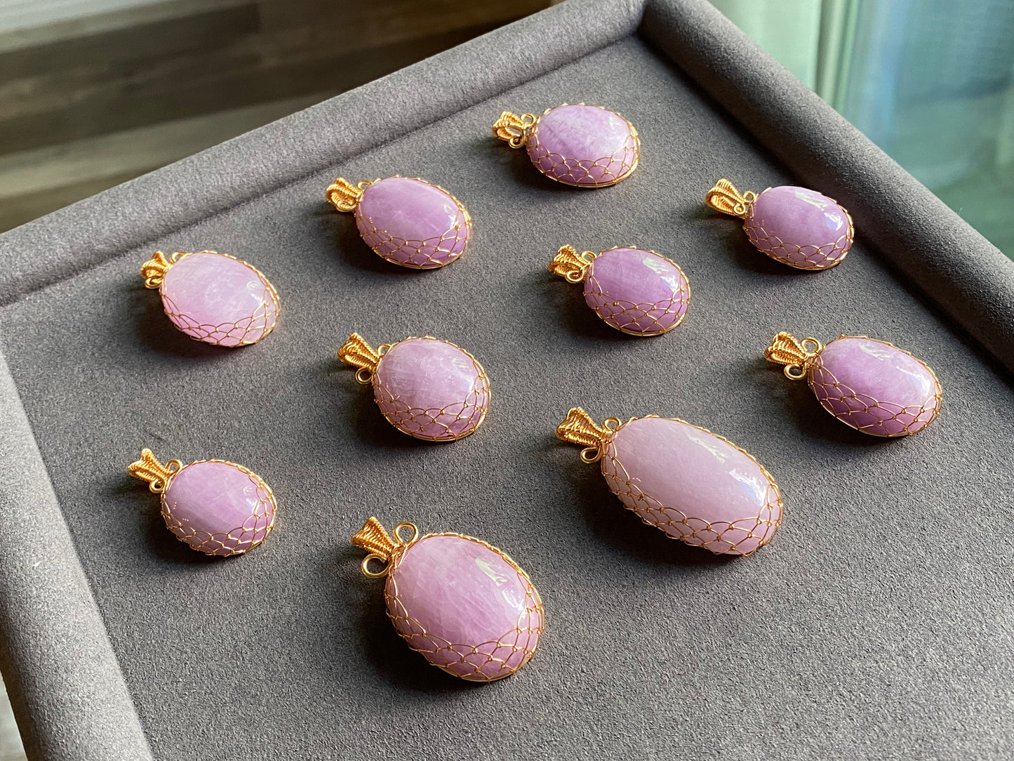 Top Grade Natural Raw Cat eyes illuminate Fire Lilac Purple Kunzite,Lithium,Spodumene,Oval 14K Wire Pendant Necklace
