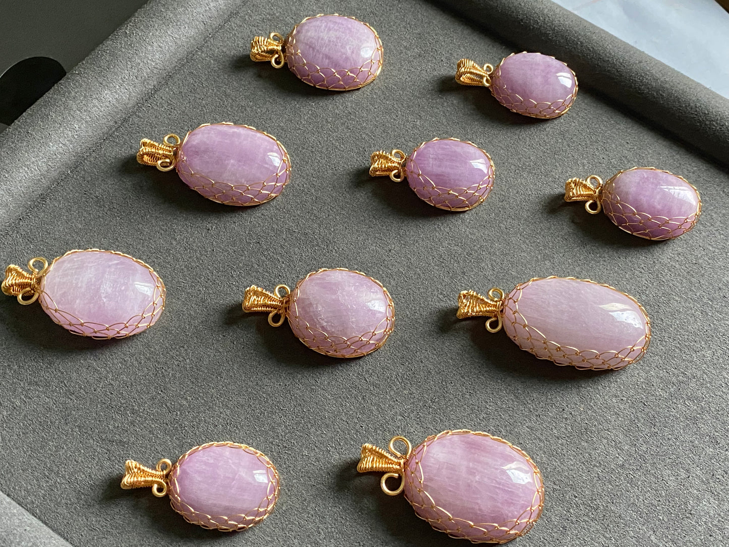 Top Grade Natural Raw Cat eyes illuminate Fire Lilac Purple Kunzite,Lithium,Spodumene,Oval 14K Wire Pendant Necklace