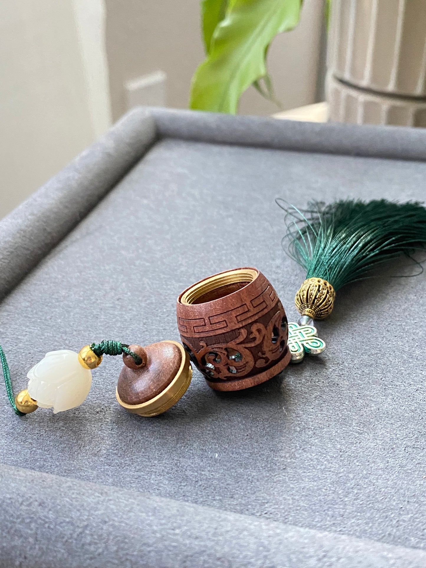 Hand Carving Natural wood Hollow see though Fragrance Balm Extensioner Hanger Diffuser