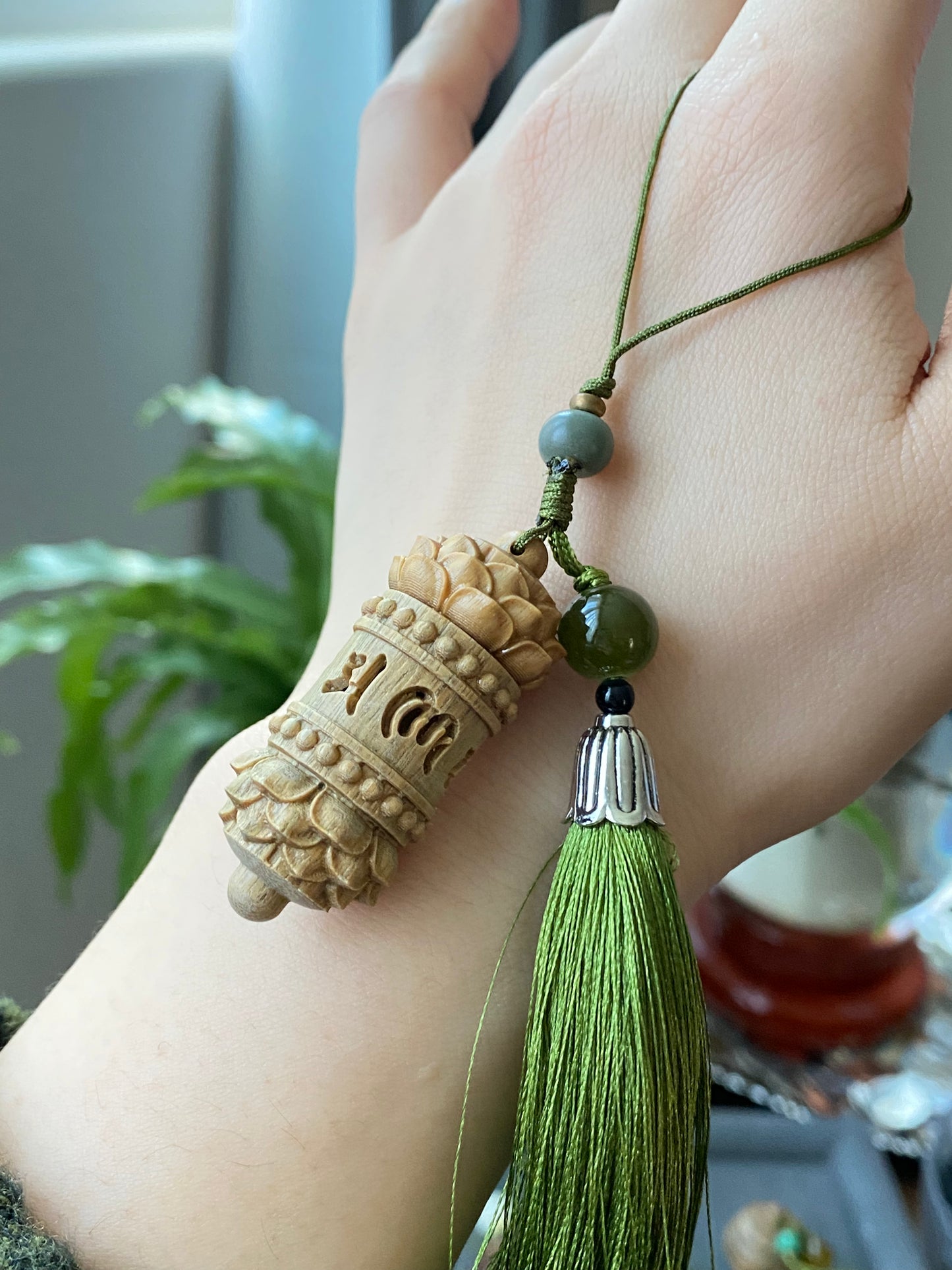 Hand Carving Natural wood Hollow see though Fragrance Balm Extensioner Hanger Diffuser