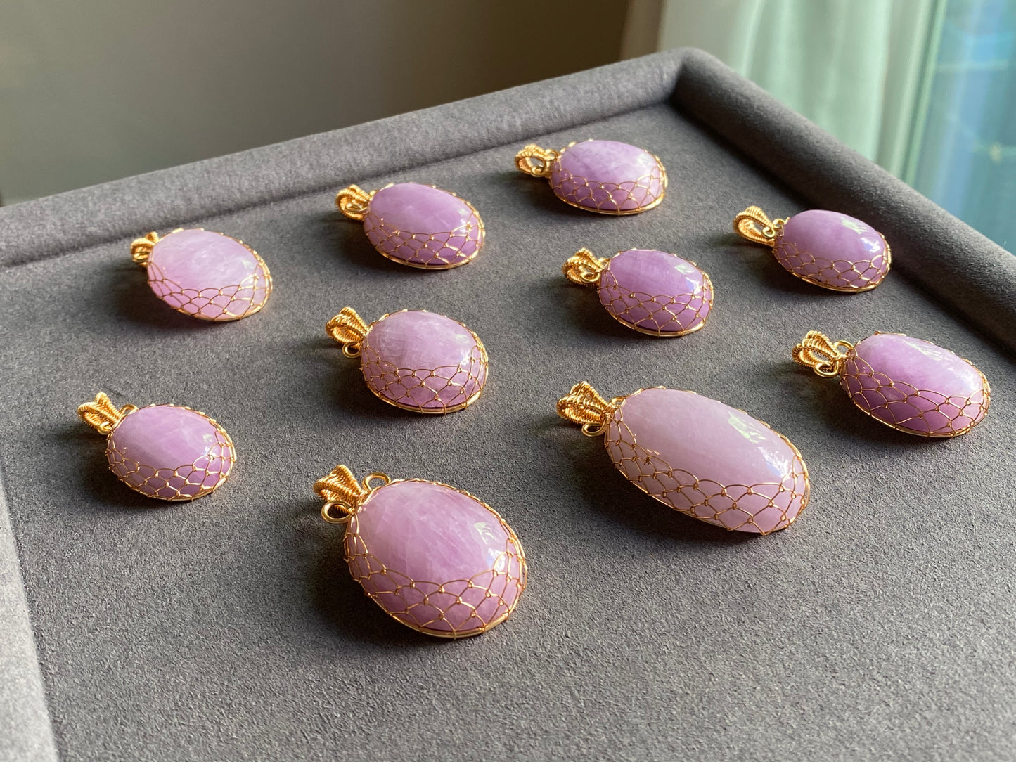 Top Grade Natural Raw Cat eyes illuminate Fire Lilac Purple Kunzite,Lithium,Spodumene,Oval 14K Wire Pendant Necklace