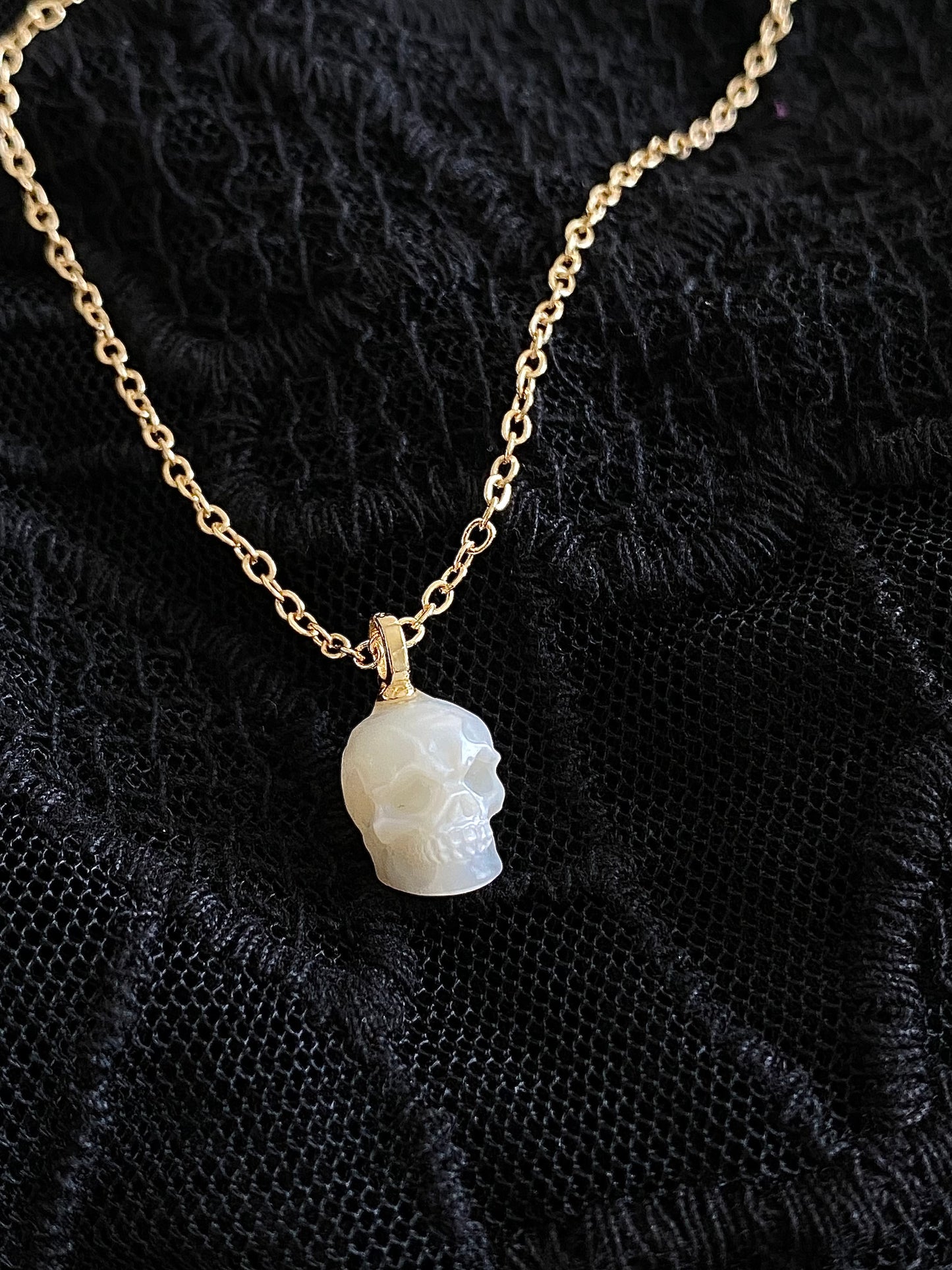Hand -raved Freshwater Pearl Skull Pendant Necklace, Halloween Gothic Pearl Jewelry, Handmade Punk Gift for Her 14k Gold filled necklace
