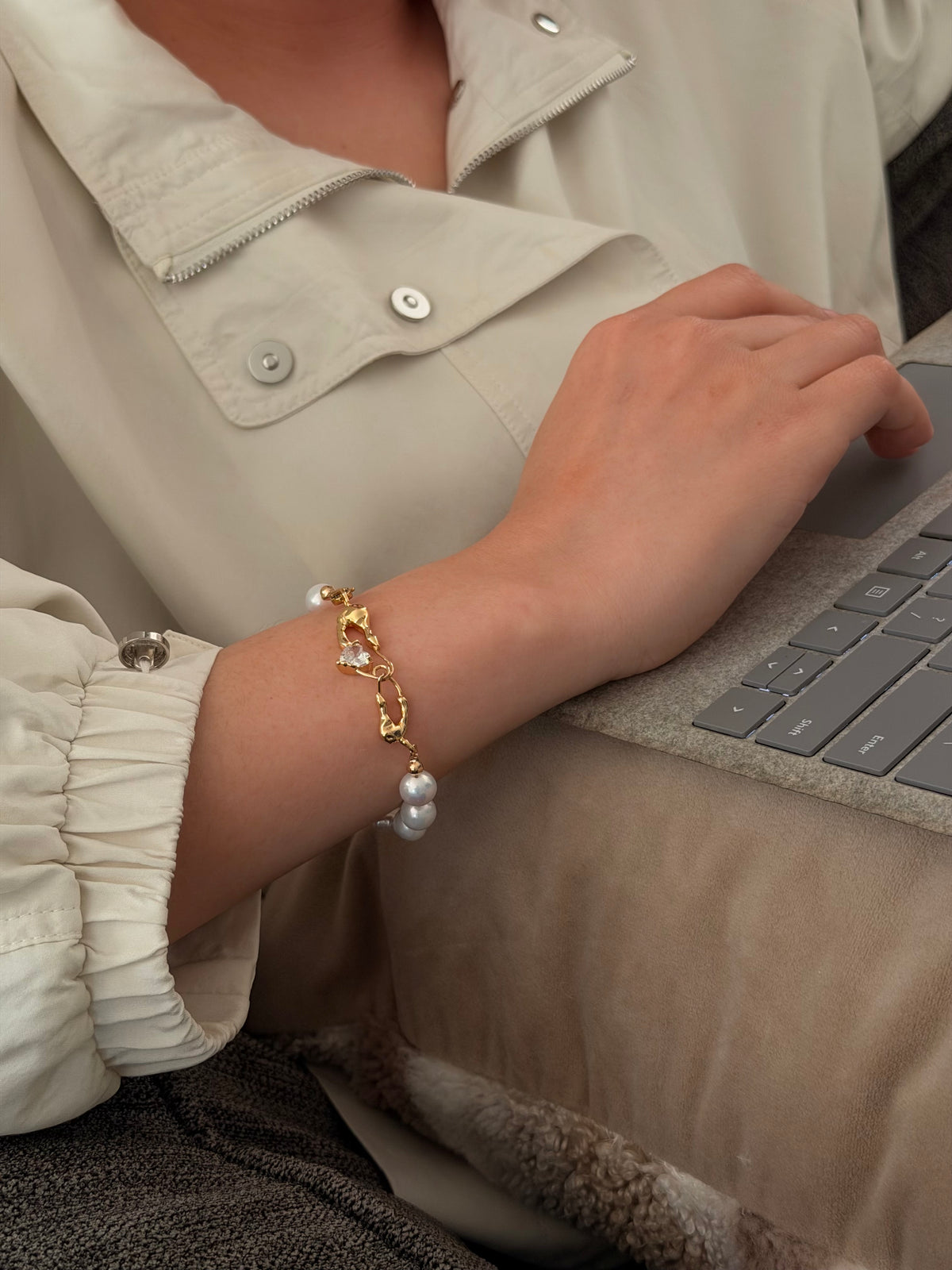 ÉTOILUNE Rainbow Luster Baroque Pearl Bracelet