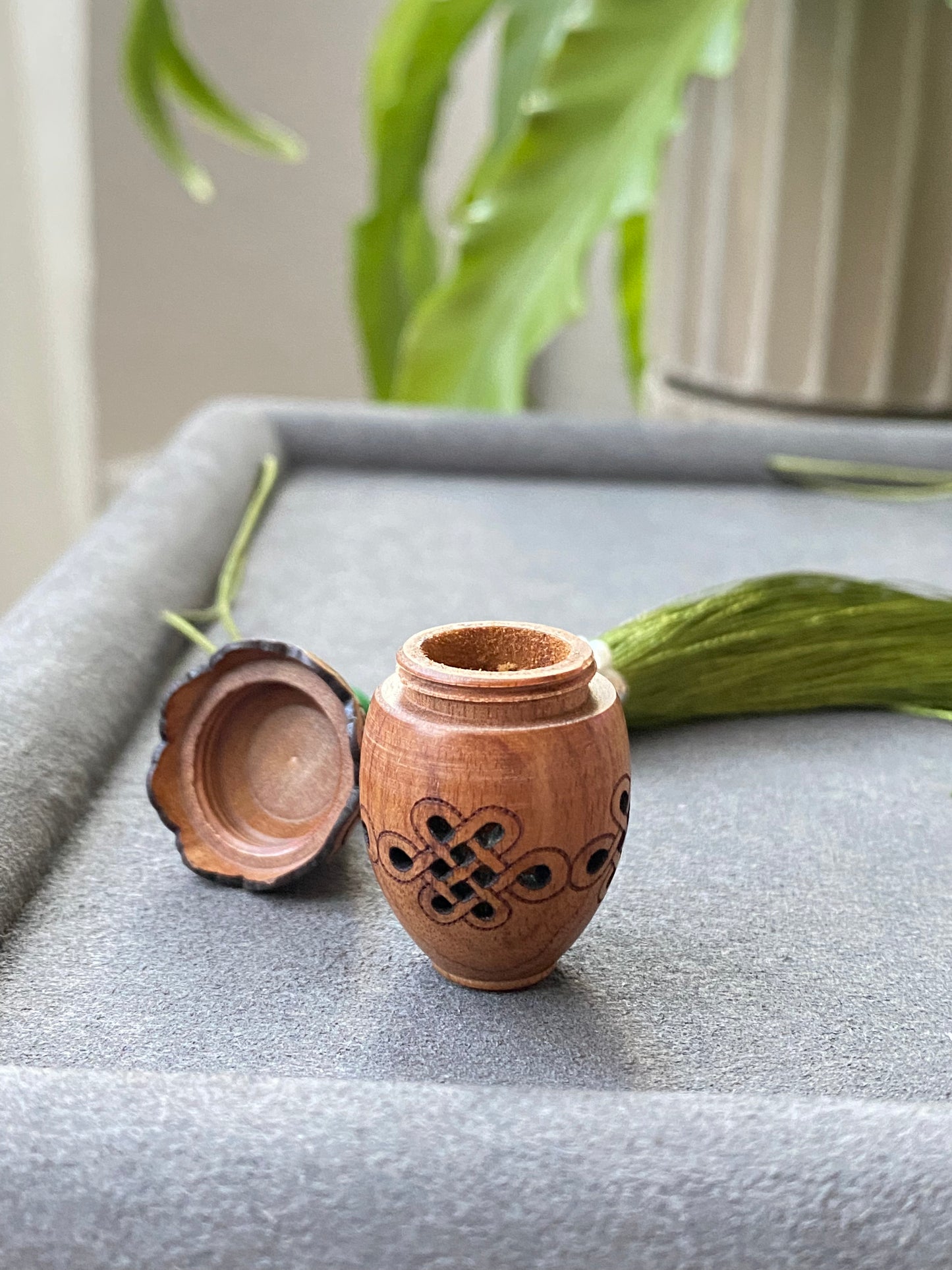 Hand Carving Natural wood Hollow see though Fragrance Balm Extensioner Hanger Diffuser