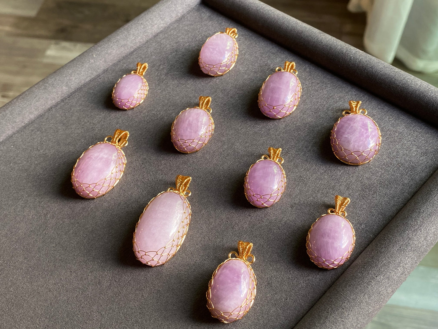 Top Grade Natural Raw Cat eyes illuminate Fire Lilac Purple Kunzite,Lithium,Spodumene,Oval 14K Wire Pendant Necklace