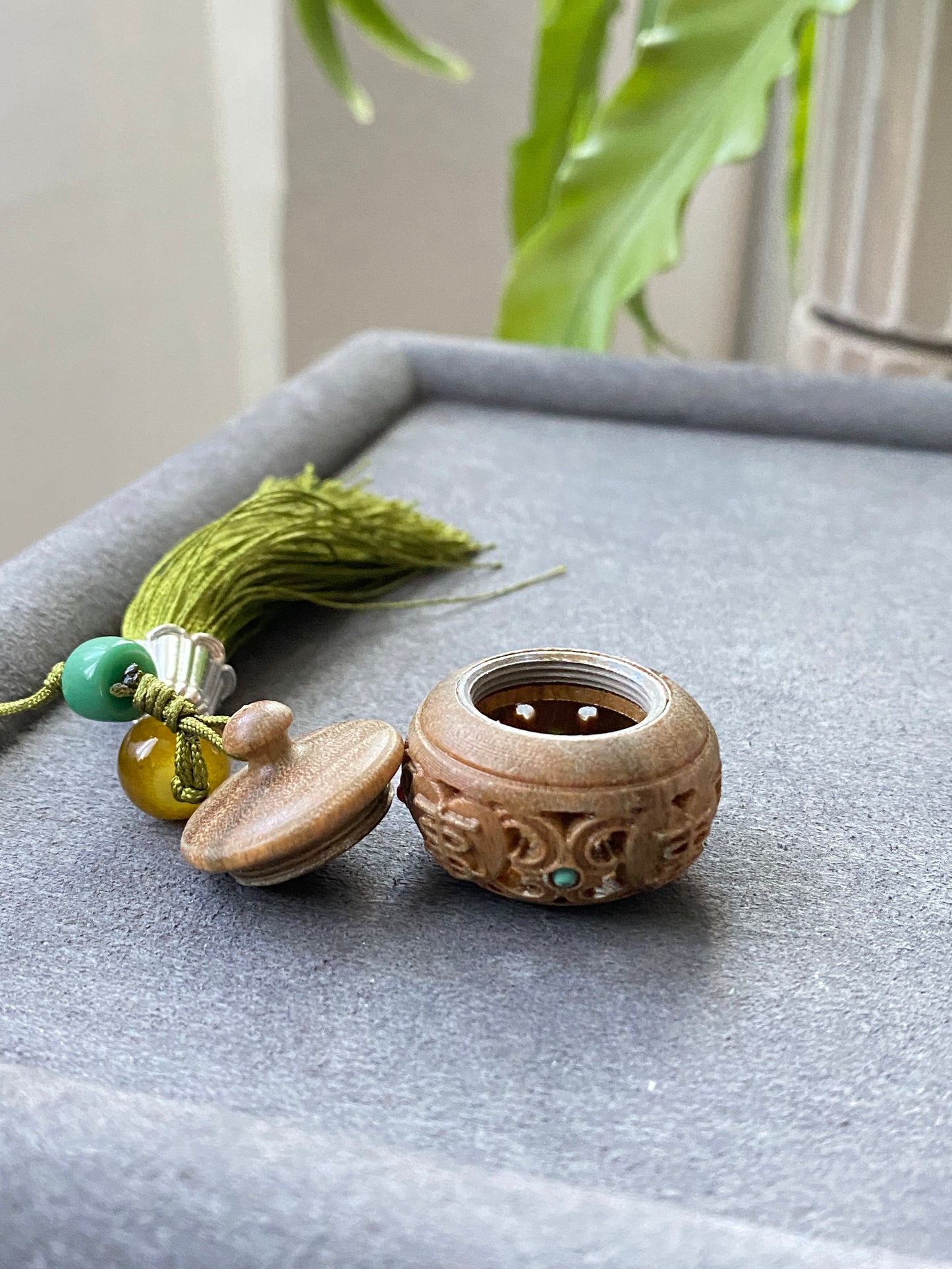 Hand Carving Natural wood Hollow see though Fragrance Balm Extensioner Hanger Diffuser