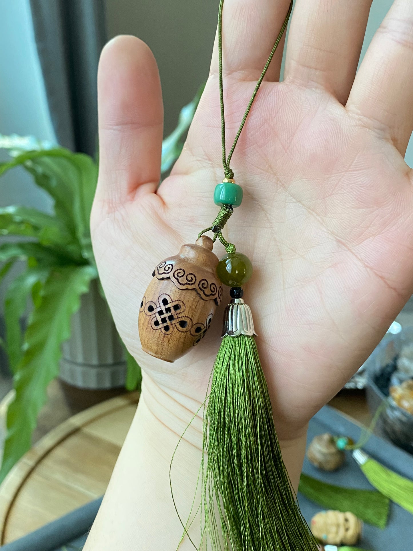 Hand Carving Natural wood Hollow see though Fragrance Balm Extensioner Hanger Diffuser