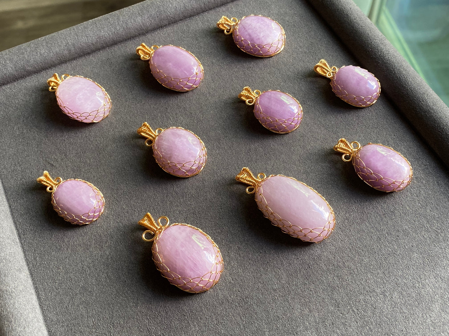 Top Grade Natural Raw Cat eyes illuminate Fire Lilac Purple Kunzite,Lithium,Spodumene,Oval 14K Wire Pendant Necklace