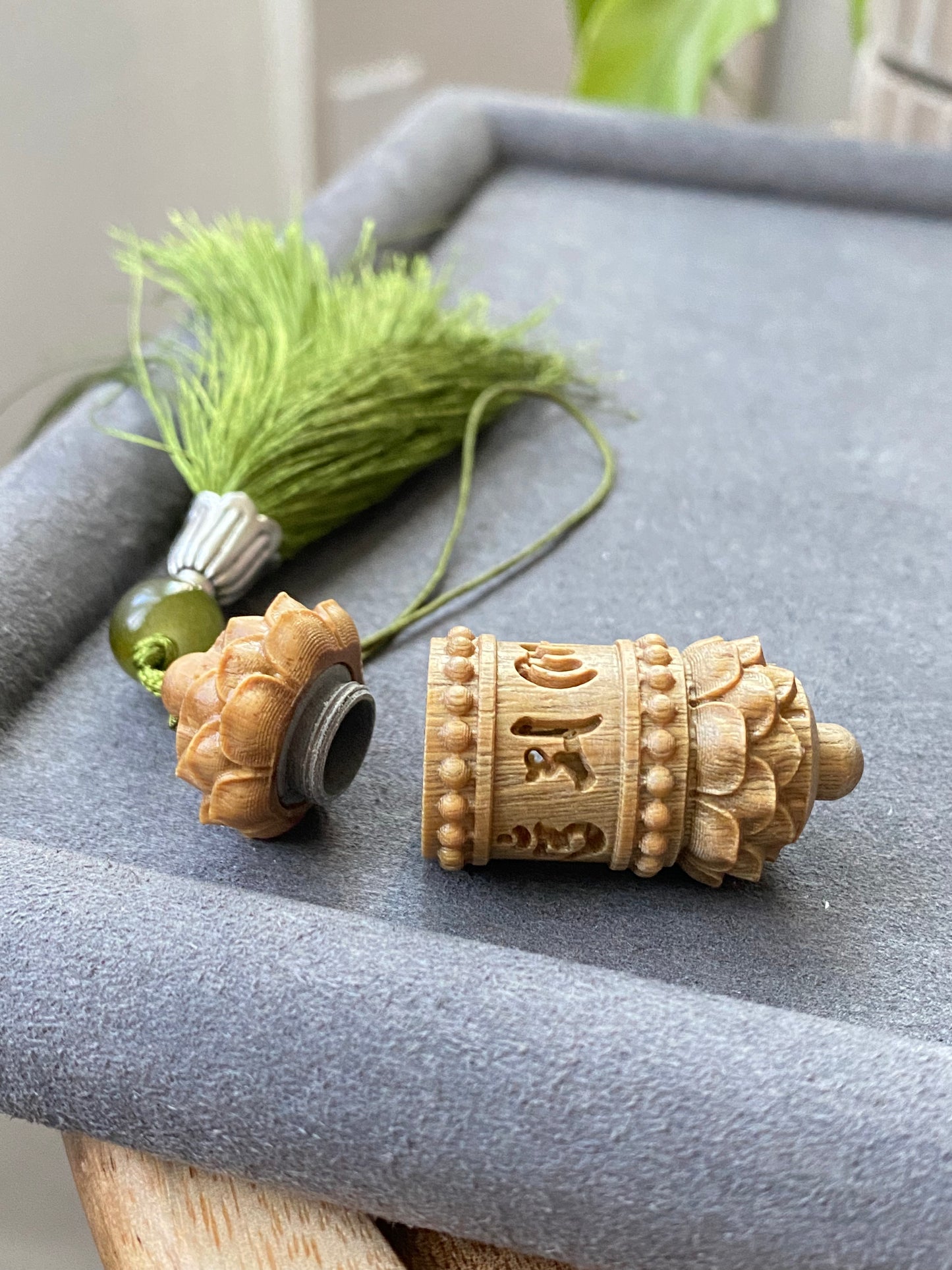 Hand Carving Natural wood Hollow see though Fragrance Balm Extensioner Hanger Diffuser